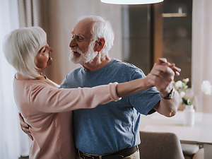 �lteres Ehepaar freut sich �ber den guten Verkaufspreis