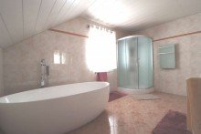 08. Bad Hochwertiges Einfamilienhaus mit nachhaltiger Energieversorgung und gro�z�gigem Wohnkomfort