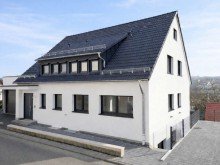 Hausansicht Helle 3 Zimmer Wohnung mit Balkon und Stellplatz