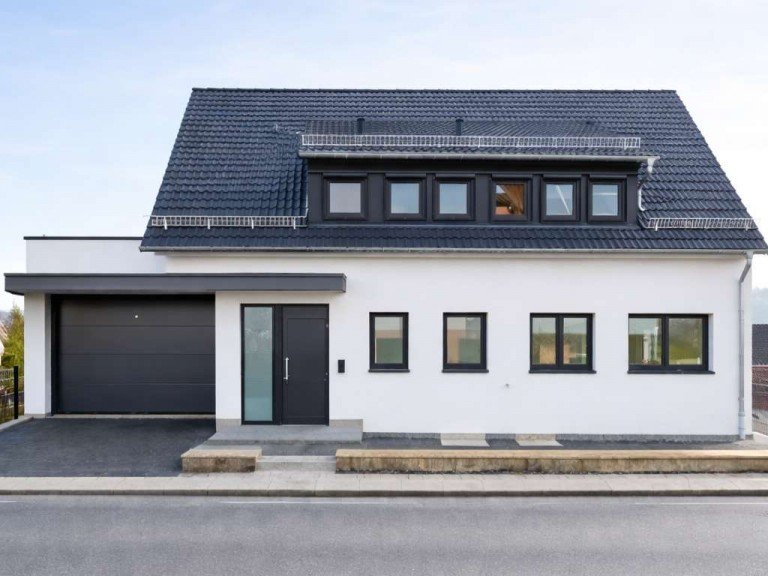 Hausansicht Weissach Souterrainwohnung Moderne 3 Zimmer Wohnung mit Terrasse und Parkplatz